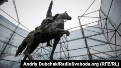 Невідомі пошкодили пам’ятник більшовицькому військовому діячеві Миколі Щорсу в Києві, відпилявши частину правої передньої ноги статуї коня
