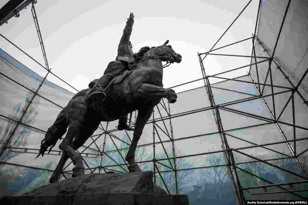Невідомі відпиляли бронзову ногу коня, що є частиною скульптурної композиції пам&rsquo;ятника Щорсу в Києві, 21 березня 2017 року БІЛЬШЕ ПРО ЦЕ