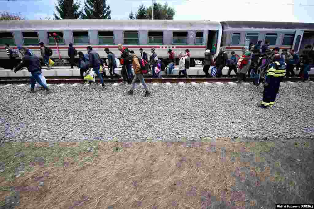 Izbjeglice napuštaju voz na željeznickoj stanici Botovo