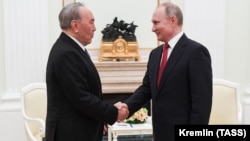 Nursultan Nazarbaev (left) meets with Russian President Vladimir Putin at the Kremlin in Moscow in March 2020.