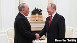 Russian President Vladimir Putin (right) and former Kazakh President Nursultan Nazarbaev meet in Moscow in March 2020.