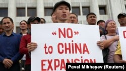 Участники акции в поддержку жанаозенцев, которые требуют прекратить реализацию в Казахстане китайских проектов. Мужчина в Алматы держит плакат с надписью: «Нет китайской экспансии». 4 сентября 2019 года.