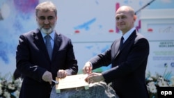 Министр энергетики Турции Танер Ильдиз и глава Росатома Сергей Кириенко закладывают первый камень в строительство АЭС в Мерсине, 14 апреля 2015 года
