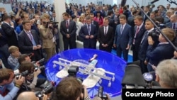 Россия, Сочи -Дмитрий Медведев ознакомился с проектом моста в Крым на форуме в Сочи 2015