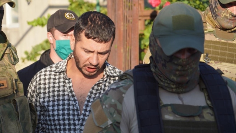 Ayder Kadırov «çaqmama» davasınıñ para cezasını 10 rublelik kapiklernen ödedi – faaller (+video)