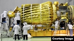 Космический телескоп в процессе сборки со сложенным “зонтиком” антенны в НПО имени Лавочкина