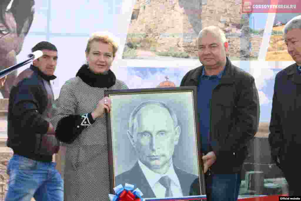 Городских властей одарили портретом Владимира Путина