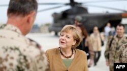 Kancelarja gjermane, Angela Merkel, pas arritjes në Afganistan. 10 maj 2013.