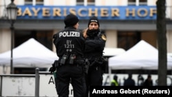 Գերմանիա - Ոստիկանությունը հսկում է շենքը, որտեղ անցկացվելու է Մյունխենի Անվտանգության համաժողովը, 14-ը փետրվարի, 2020թ.