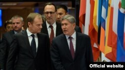 Председатель Европейского совета Дональд Туск и президент КР Алмазбек Атамбаев. 27 марта 2015 г.