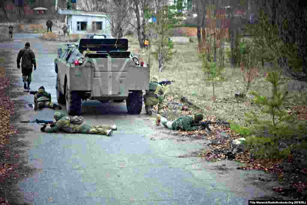 При приближении бэтээра к городским поселениям военные получают задание обеспечить прикрытие машине. Снайперы и пехота должны работать в тандеме.