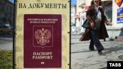 Sevastapolda Rusiya vətəndaşı pasportunun alınması üçün foto çəkən studiyanın reklamı.