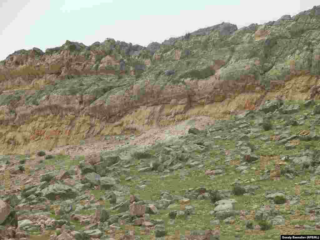 Мындай узун каньон кырка тоолорду Кыргызстанда башка кезиктирбейсиң. Сайдын башы мөңгүлүү тоолорго барып такалат.