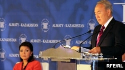 Президент Казахстана Нурсултан Назарбаев выступает на открытии медиа-форума, рядом сидит его дочь Дарига Назарбаева. Алматы, 27 апреля 2010 года.