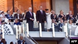 Президент Азербайджана Ильхам Алиев с женой в окружении лидеров из других стран, в том числе президента Турции Реджепа Эрдогана, на открытии Европейских игр. Баку, 12 июня 2014 года.