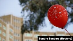 Balon ispred stambenog tornja sa socijalnim stanovima u Melburnu koji je odlukom vlade ostao potpuno zatvoren dvije nedjelje, radi suzbijanja širenja infekcija izazvanih korona virusom, 10. juli 2020.