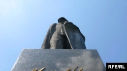 Монумент Леніну у Чернігові