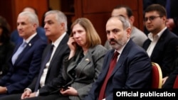 Премьер-министр Никол Пашинян (первый справа), Ереван, 9 декабря 2019 г.
