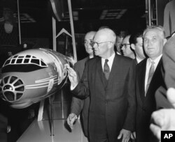 Președintele American Dwight D. Eisenhower examinând un avian sovietic YU-114 din New York, pe 29 iunie 1959