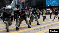 პოლიცია შლის ანტისამთავრობო დემონსტრაციას ჰონგ-კონგში. 2020 წლის 27 მაისი
