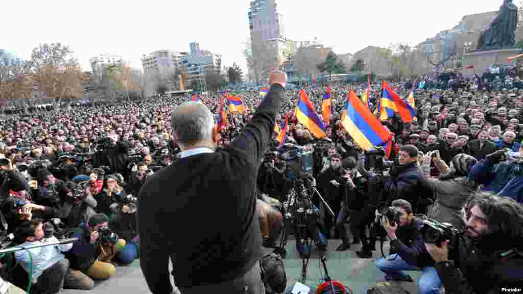 Armenian opposition leader Raffi Hovannisian holds a rally in Liberty Square in Yerevan. (Photolur)