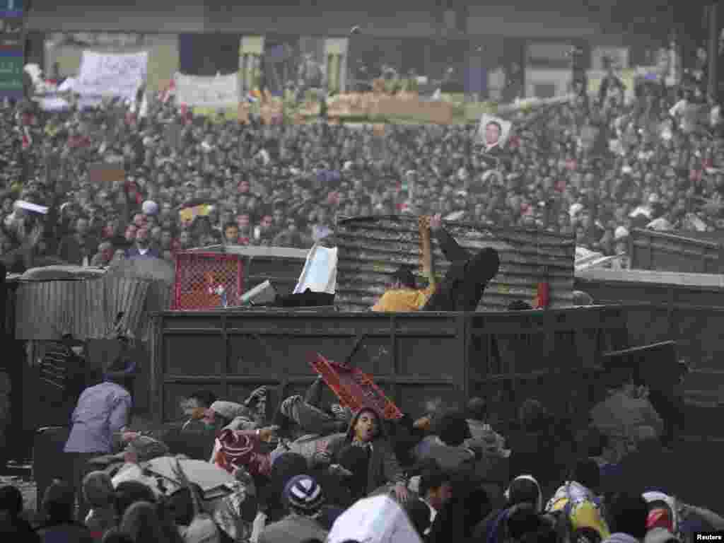 Каирдин Тахрир аянтындагы нааразылык акциясынын катышуучулары Мубарактын президенттиктен сентябрга чейин кетпейм деген сөзүнө кыжырланып, ал кетмейинче турарын айтышууда. 