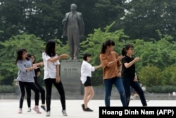 Танцы вьетнамской молодежи на Площади Ленина в Ханое