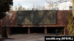 Сотрудники милиции при входе в станцию метро «Мустакиллик майдони» в Ташкенте.