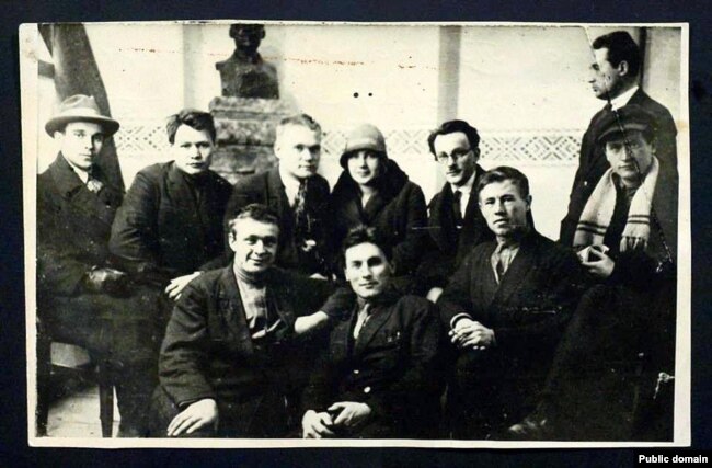 Valery Marakov con i soci, foto 1929(?) anno.  Da sinistra a destra: 1a fila — V. Marakov, scrittore ucraino, P. Hlebka, Ya. Pushcha;  2a fila: M. Nikanovich, V. Kaval, M. Luzhanin, N. Vishnevskaya, A. Zvonak, K. Chorny