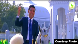 Türkmenistanyň prezidenti G.Berdimuhamedow özüne sowgat berilen ahal-teke atyň üstünde, Aşgabat.