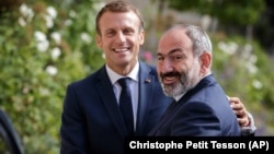 Президент Франции Эмманюэль Макрон (слева) и премьер-министр Армении Никол Пашинян в Париже, 14 сентября 2018 г. 