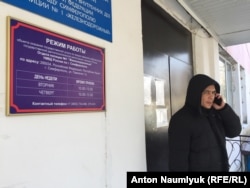 Адвокат Эмиль Курбединов у здания отдела полиции