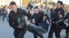 Полицейские задерживают участников акции оппозиции в Москве