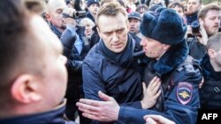 Ռուսաստան - Ոստիկանները ձերբակալում են Կրեմլի քննադատ Ալեքսեյ Նավալնիին Մոսկվայի կենտրոնում բողոքի ակցիայի ժամանակ, 26-ը մարտի, 2017թ․