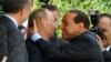 Сильвіо Берлусконі (справа) обнімає Володимира Путіна (зліва) на офіційній зустрічі в Анкарі. Туреччина, 6 серпня 2009 року