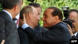 Vladimir Putin și Silvio Berlusconi, întâlnire afectuoasă în Turcia, după ce au semnat un protocol comun la Ankara, 6 august 2009