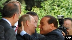 Vlagyimir Putyin és Silvio Berlusconi 2009. augusztus 6-án Ankarában