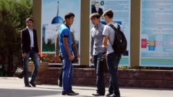 Студенты у Казахского национального аграрного университета в Алматы. Иллюстративное фото.