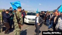 Лидера крымских татар Мустафу Джемилева (в центре) российские военные не пускают в Крым. 3 мая 2014 года.