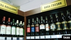 ფოტო არქივიდან: ღვინის თარო პეტერბურგის მაღაზიაში
