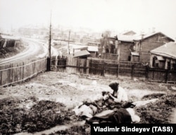 Голодні селяни на околиці Харкова, 1933 рік (фото австрійського інженера Александра Вінербергера)