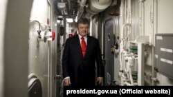 Petro Poroșenko vizitând astăzi distrugătorul SUA Donald Cook (USSDonaldCook, (DDG75)). Odesa, 26 febr., 2019