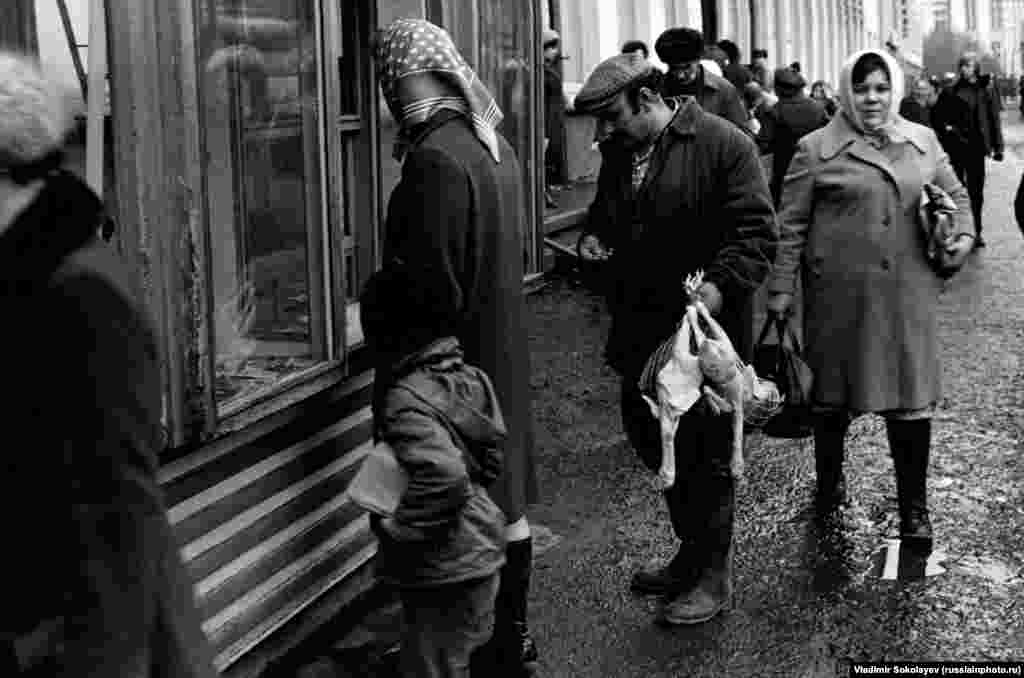 Люди толпятся у газетного киоска в Новокузнецке, 1982 год.