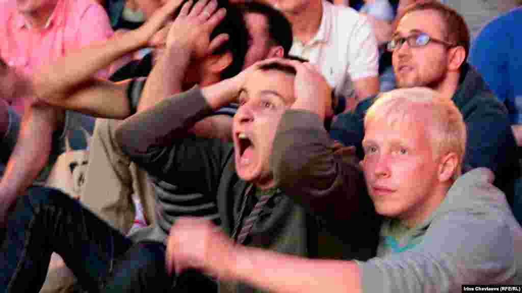 Russian football fans watch the final in Moscow&#39;s Gorky Park.