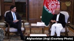 تصویر منتشرشده از سوی ارگ ریاست‌جمهوری افغانستان دیدار اشرف غنی و مارک اسپر را نشان می‌دهد