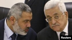 Президент Палестины Махмуд Аббас (справа) и лидер группировки ХАМАС Исмаил Хания на встрече в Газе, 2007 год