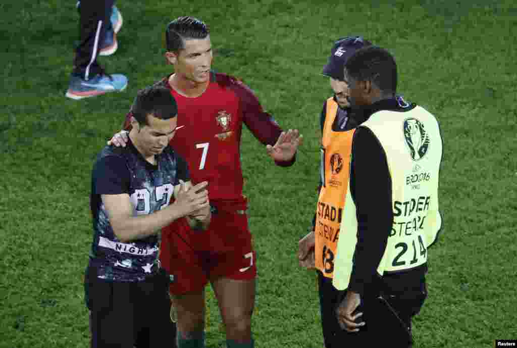 Fanat oyundan sonra Ronaldonun fanatı ydana cumur.Təhlükəsizlik xidmətinin əməkdaşları onu meydandan çıxarmaq istəsələr də Ronaldo onları saxlayır və fanat onunla "selfi" çəkdirir.