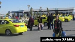 “Hýundaý Elantra” kysymly sary reňkli taksi. Aşgabat