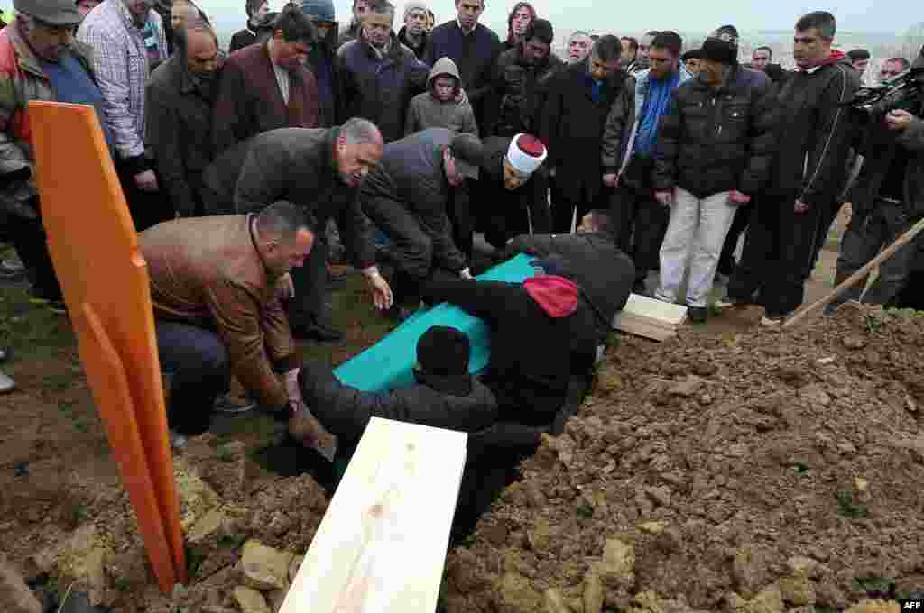 Posljednji pozdrav čika Miši, sahranjenom na sarajevskom groblju Vlakovo, 8. januar 2014. Foto: AFP / Elvis Barukčić 