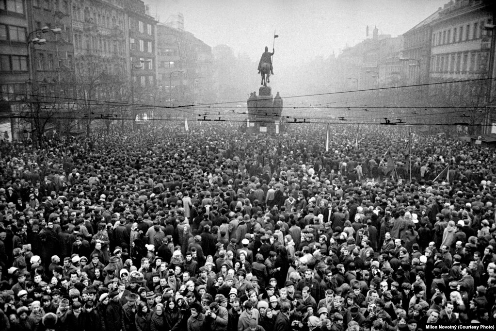 Thousands gather on Prague&#39;s Wenceslas Square on the day of Palach&#39;s funeral.